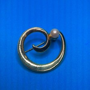 Loop brooch